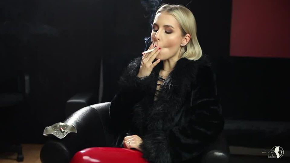 Lila smoking practise Nicotine Ladies