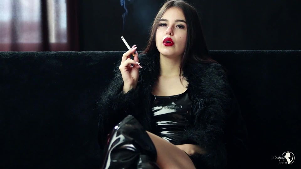 Noemi sensual smoking Nicotine Ladies