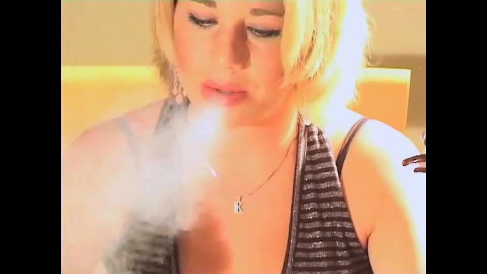 Kayla & Sally Smoking Model House #160