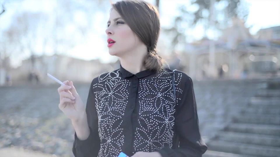 Nevena Smoking Model House #775