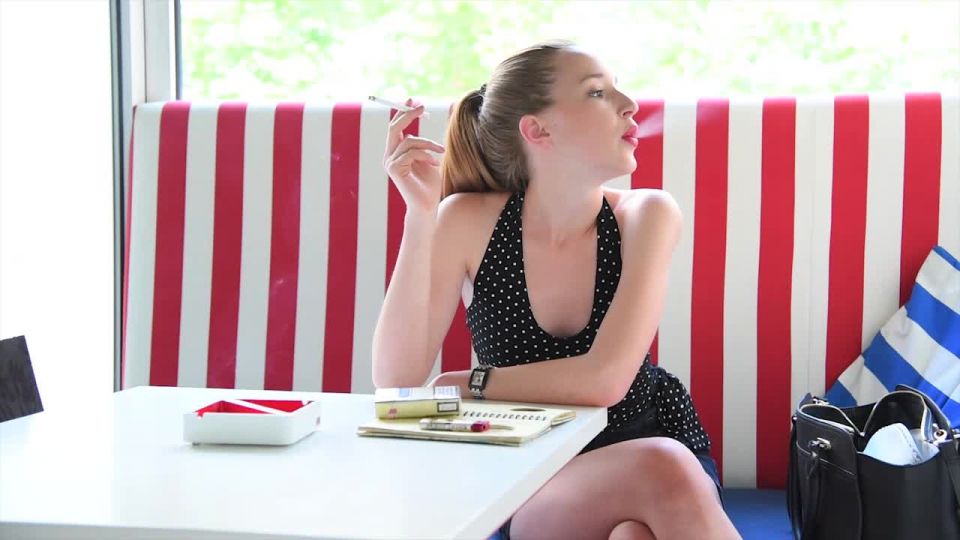 Kim Smoking Model House #871