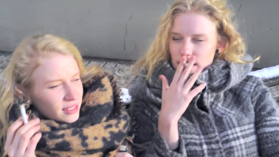 Teresa & Milda Smoking Model House #917